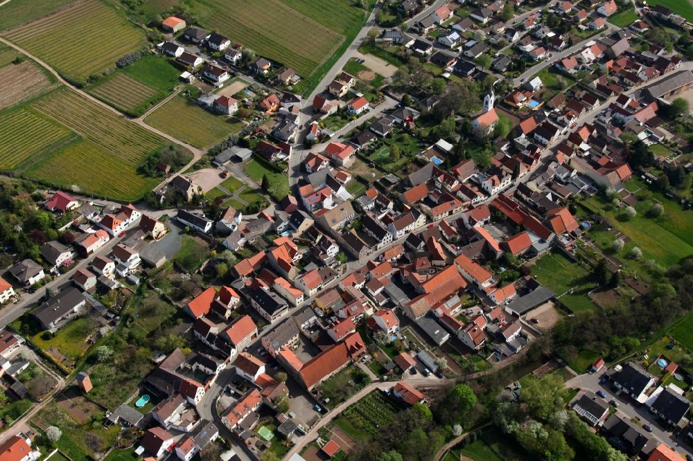 Monsheim OT Kriegsheim aus der Vogelperspektive: Ortsansicht von Kriegsheim, einem Ortsteil von Monsheim im Bundesland Rheinland-Pfalz