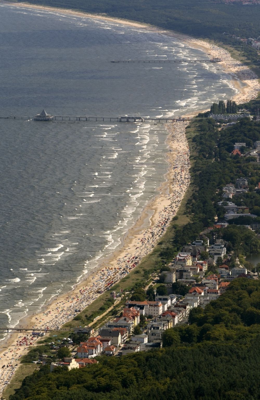 Bansin von oben - Ortsansicht des Küstenbereiches von Bansin, einem beliebten Ferien- und Urlaubsort an der Ostsee- Küste der Insel Usedom im Bundesland Mecklenburg-Vorpommern