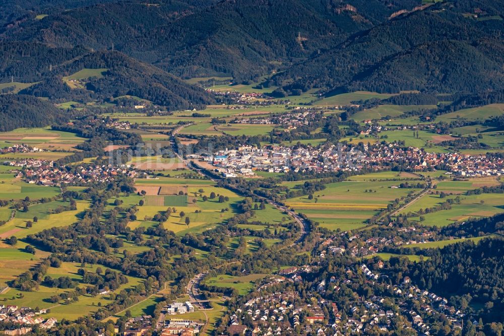Luftaufnahme Kirchzarten - Ortsansicht und Landschaft des Dreisamtal, im Talbereich bei Kirchzarten im Bundesland Baden-Württemberg, Deutschland