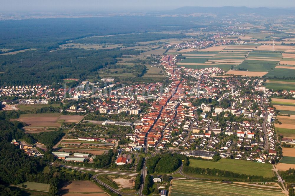 Kandel von oben - Ortsansicht der langen Rhein-, Haupt und Saarstraße durch Kandel im Bundesland Rheinland-Pfalz, Deutschland