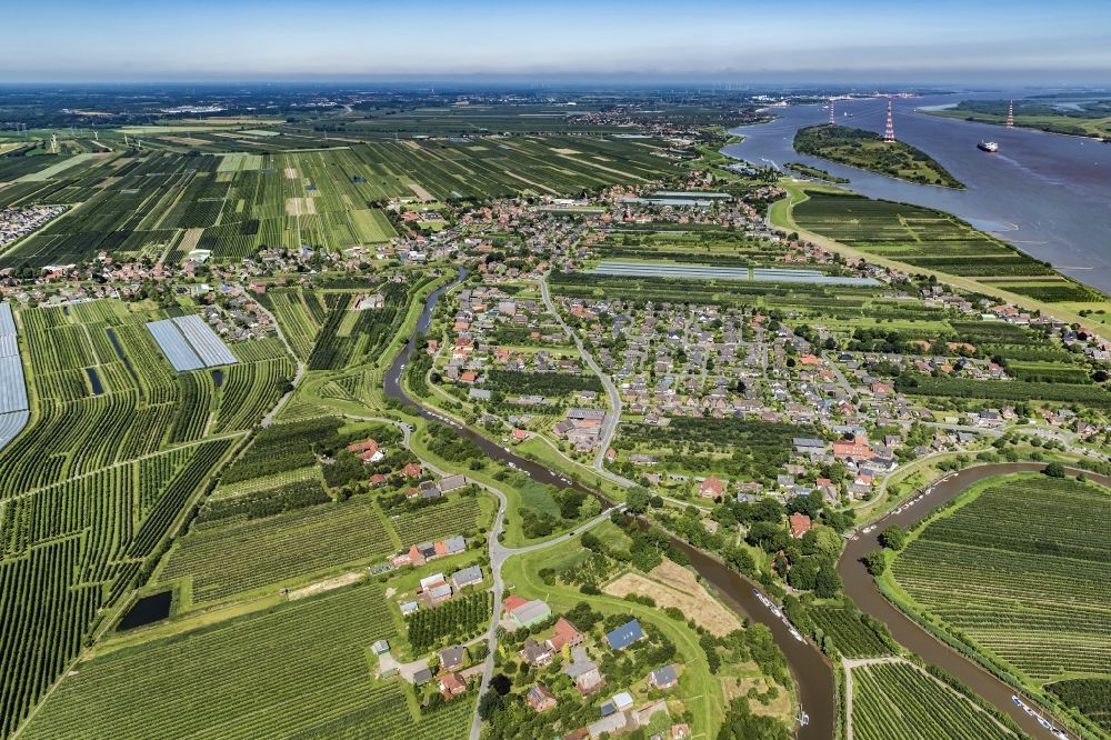 Lühe aus der Vogelperspektive: Ortsansicht in Lühe im Alten Land im Bundesland Niedersachsen, Deutschland
