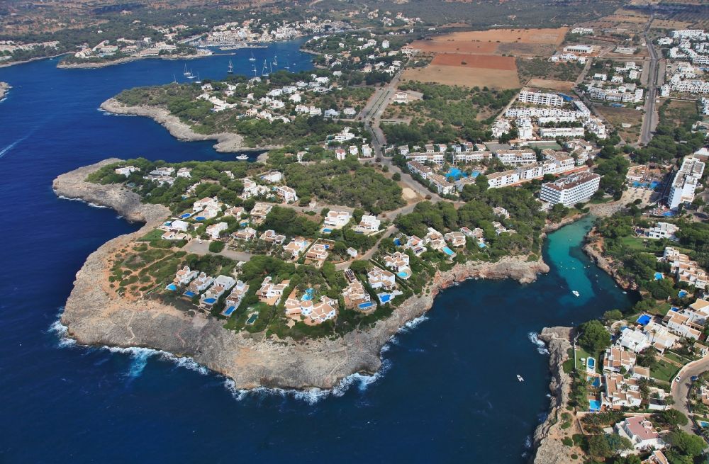 Luftaufnahme Santanyí - Ortsansicht an der Meeres-Küste Cala d'Or in Santanyí in Mallorca in Islas Baleares, Spanien