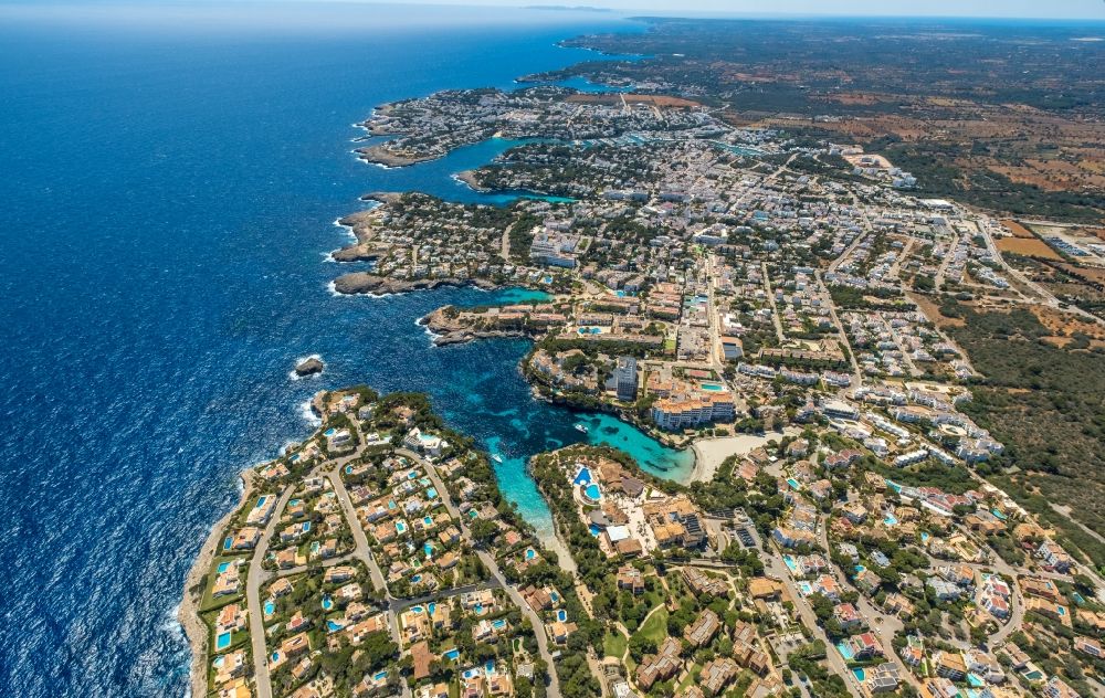 Luftaufnahme Santanyi - Ortsansicht an der Meeres-Küste Cala d'Or in Santanyí in Mallorca in Islas Baleares, Spanien