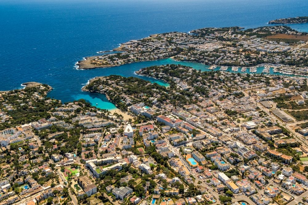 Santanyi von oben - Ortsansicht an der Meeres-Küste Cala d'Or in Santanyí in Mallorca in Islas Baleares, Spanien