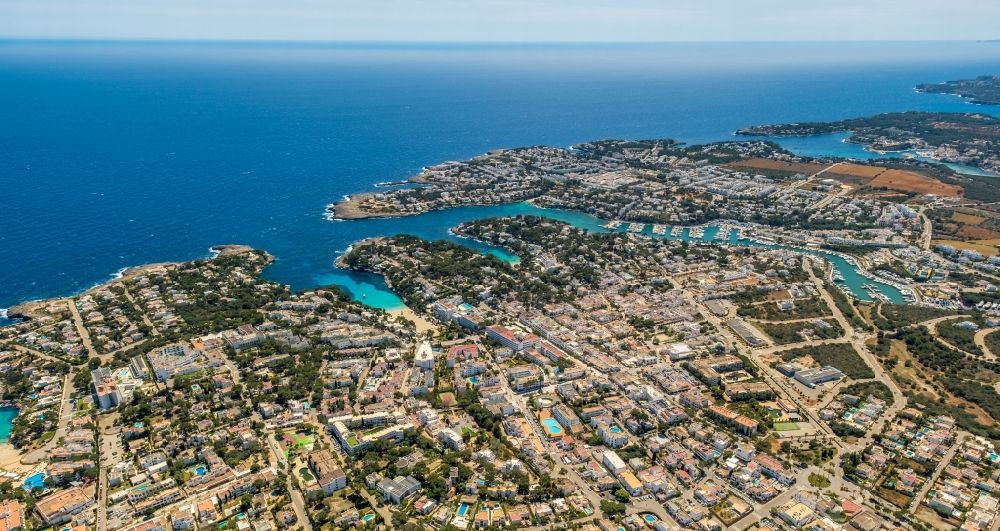 Santanyi aus der Vogelperspektive: Ortsansicht an der Meeres-Küste Cala d'Or in Santanyí in Mallorca in Islas Baleares, Spanien