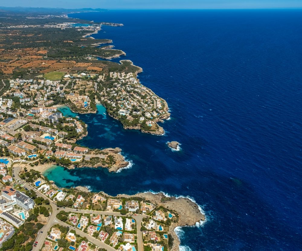 Luftaufnahme Santanyi - Ortsansicht an der Meeres-Küste Cala d'Or in Santanyí in Mallorca in Islas Baleares, Spanien
