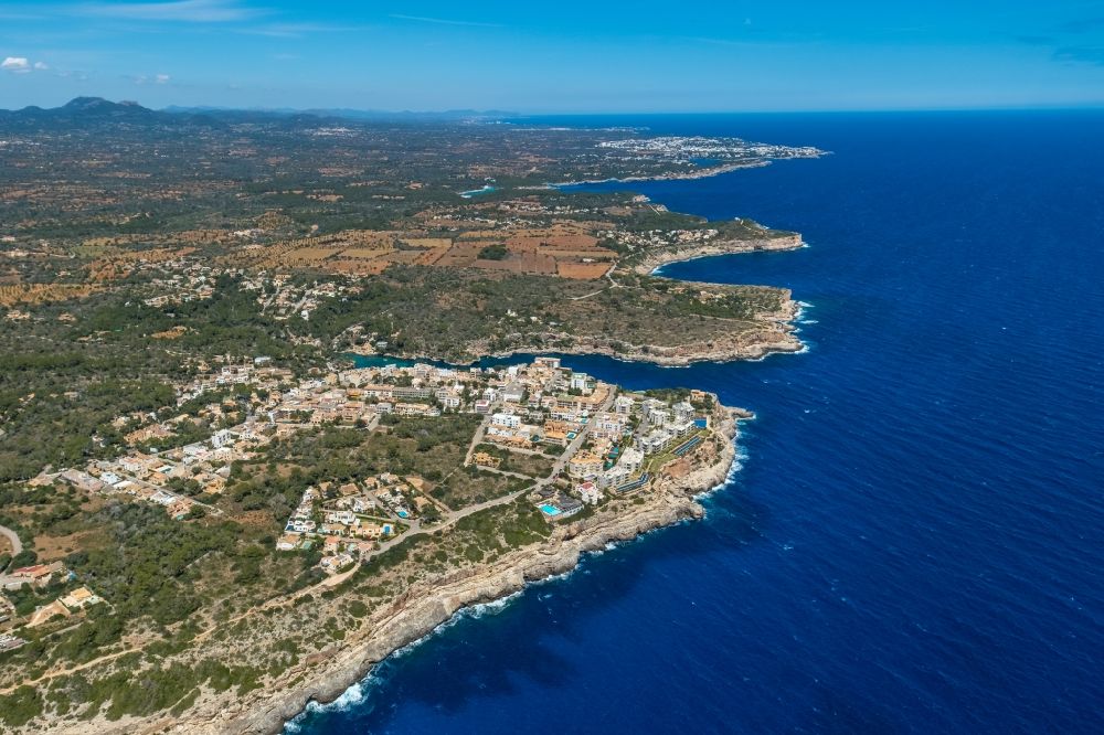 Cala Figuera aus der Vogelperspektive: Ortsansicht an der Meeres-Küste Cala Figuera in Santanyí in Mallorca in Islas Baleares, Spanien