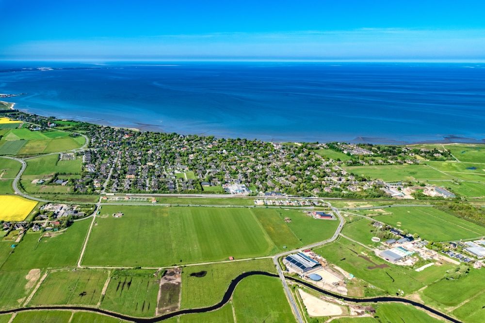 Luftbild Sylt - Ortsansicht an der Meeres-Küste in Keitum auf der Insel Sylt im Bundesland Schleswig-Holstein, Deutschland
