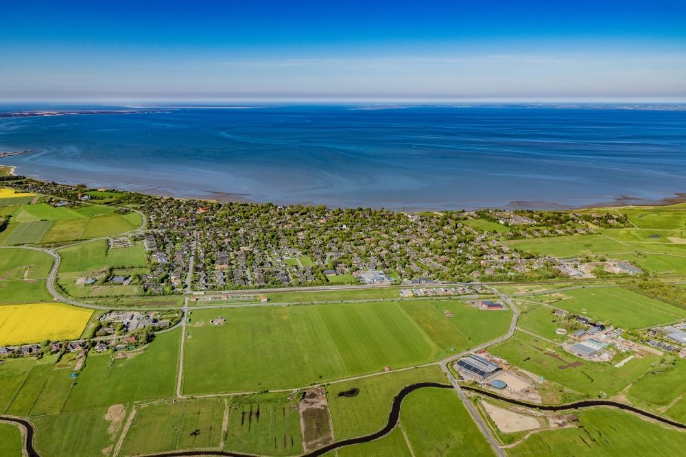 Luftaufnahme Sylt - Ortsansicht an der Meeres-Küste in Keitum auf der Insel Sylt im Bundesland Schleswig-Holstein, Deutschland