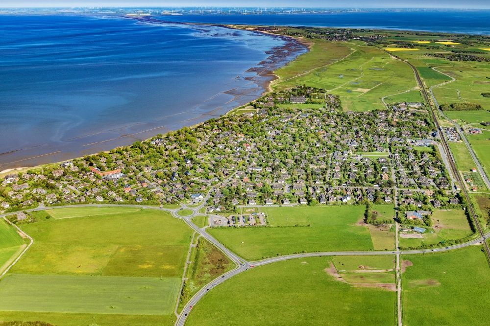 Luftaufnahme Sylt - Ortsansicht an der Meeres-Küste in Keitum auf der Insel Sylt im Bundesland Schleswig-Holstein, Deutschland