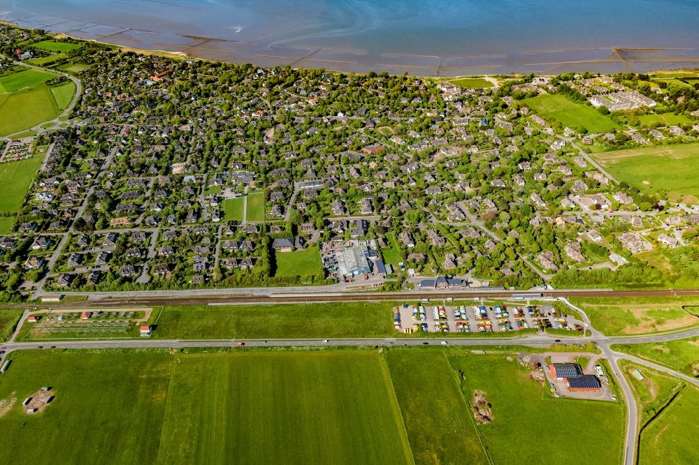 Sylt aus der Vogelperspektive: Ortsansicht an der Meeres-Küste in Keitum auf der Insel Sylt im Bundesland Schleswig-Holstein, Deutschland