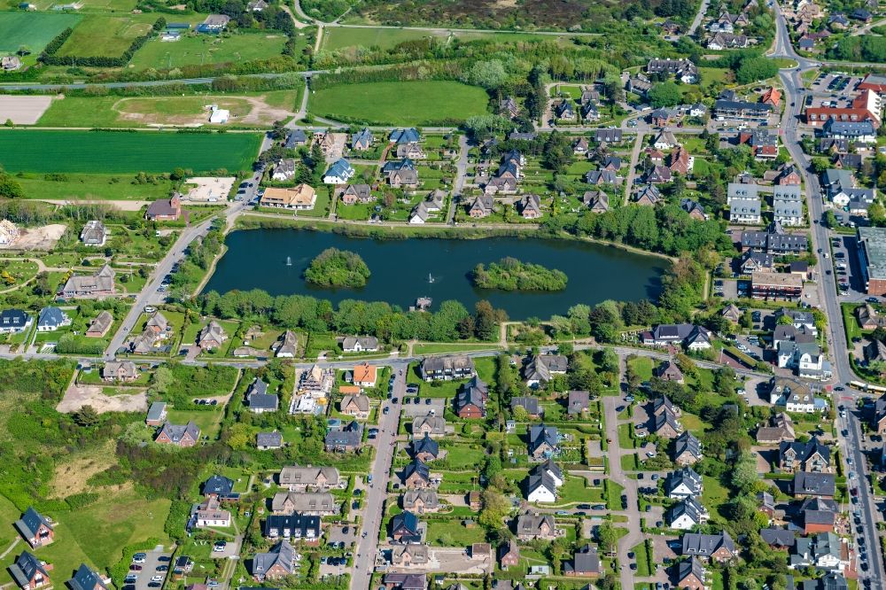 Luftaufnahme Wenningstedt-Braderup (Sylt) - Ortsansicht an der Meeres-Küste der Nordsee in Wenningstedt-Braderup (Sylt) auf der Insel Sylt im Bundesland Schleswig-Holstein, Deutschland