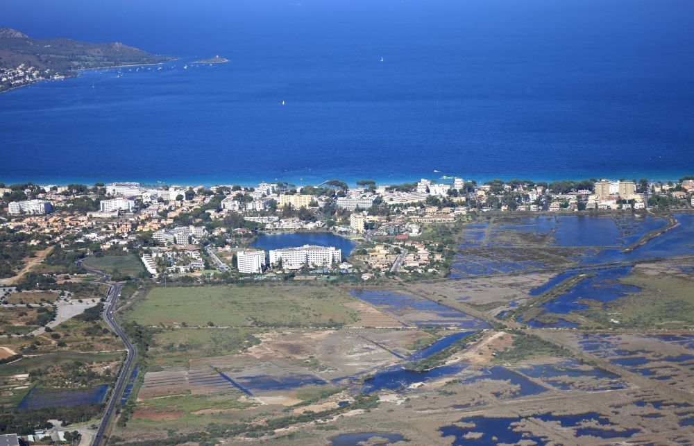 Luftbild Muro - Ortsansicht an der Meeres-Küste Playa de Muro im Naturschutzgebiet s'Albufera in Mallorca auf der balearischen Mittelmeerinsel Mallorca, Spanien