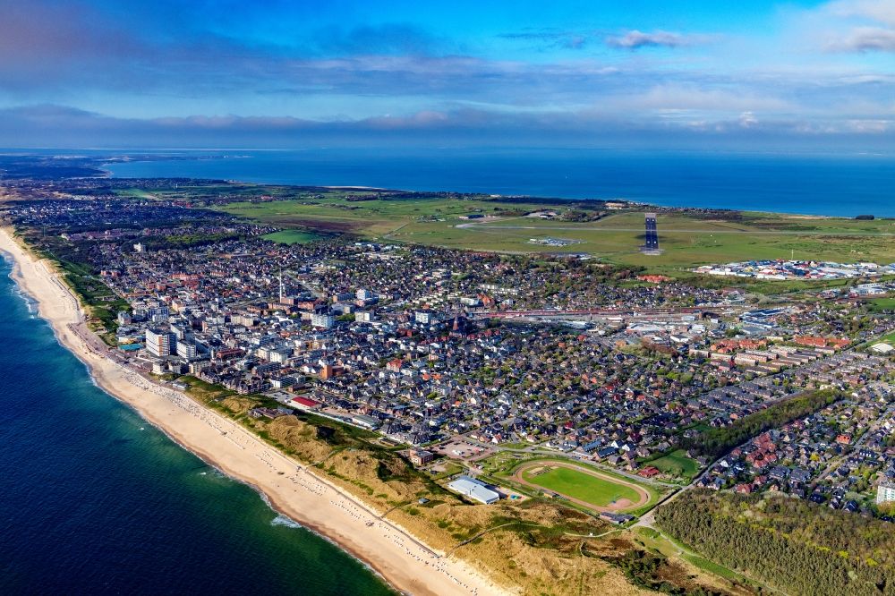 Luftaufnahme Westerland - Ortsansicht an der Meeres-Küste in Westerland auf der Insel Sylt im Bundesland Schleswig-Holstein, Deutschland