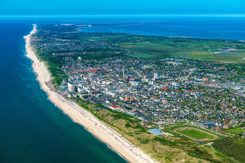 Sylt aus der Vogelperspektive: Ortsansicht an der Meeres-Küste in Westerland auf der Insel Sylt im Bundesland Schleswig-Holstein, Deutschland