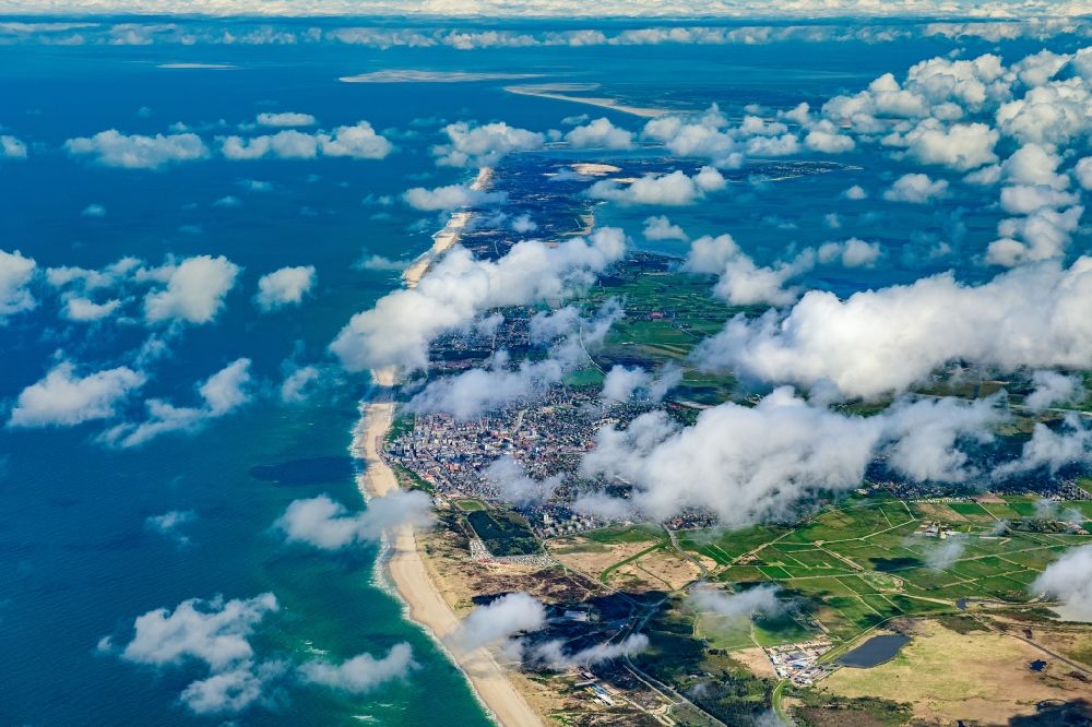 Luftbild Westerland - Ortsansicht an der Meeres-Küste in Westerland auf der Insel Sylt in Wolken im Bundesland Schleswig-Holstein, Deutschland