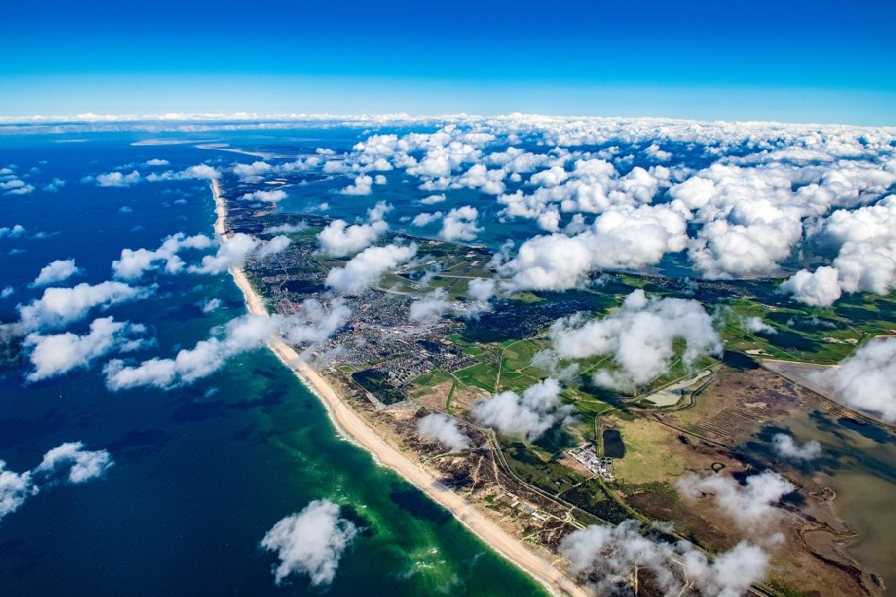 Luftaufnahme Westerland - Ortsansicht an der Meeres-Küste in Westerland auf der Insel Sylt in Wolken im Bundesland Schleswig-Holstein, Deutschland