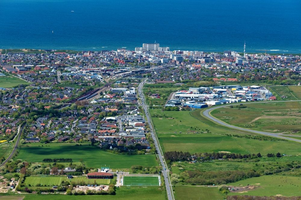 Sylt von oben - Ortsansicht an der Meeres-Küste von Westerland und Tinnum auf der Insel Sylt im Bundesland Schleswig-Holstein, Deutschland