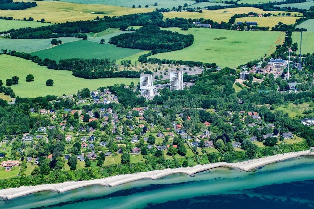 Luftaufnahme Sierksdorf - Ortsansicht am Meeres- Küstenbereich der Ostsee in Sierksdorf im Bundesland Schleswig-Holstein