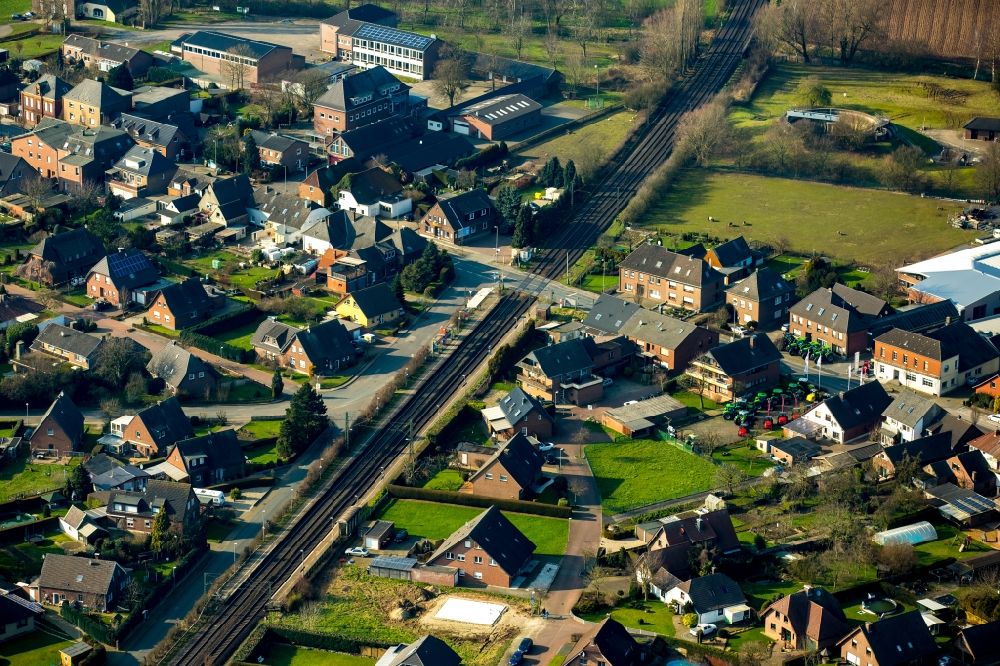 Luftaufnahme Rees - Ortsansicht von Millingen entlang der Bahnstraße und Bahnlinie der Betuweroute und Betuwelijne im Bundesland Nordrhein-Westfalen