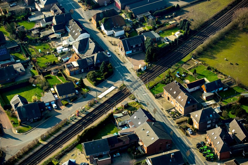 Luftbild Rees - Ortsansicht von Millingen entlang der Bahnstraße und Bahnlinie der Betuweroute und Betuwelijne im Bundesland Nordrhein-Westfalen