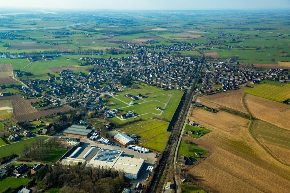 Luftbild Millingen - Ortsansicht von Millingen mit Logistikzentrum und Bahnlinie der Betuwe-Route im Bundesland Nordrhein-Westfalen