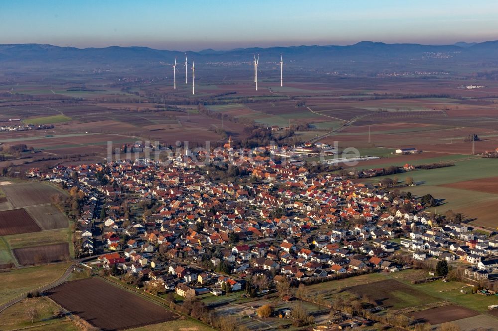 Minfeld von oben - Ortsansicht in Minfeld vor dem Windpark Freckenfeld im Bundesland Rheinland-Pfalz, Deutschland