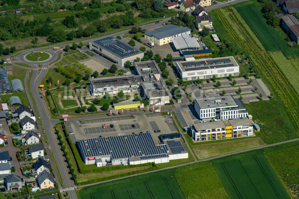 Luftbild Rheinhausen - Ortsansicht mit neuem Gemeindzentrum in Rheinhausen im Bundesland Baden-Württemberg, Deutschland
