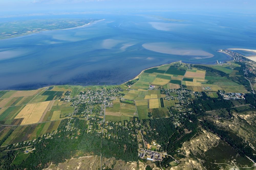 Luftbild Nebel - Ortsansicht der Nordsee- Insel Amrum im Bundesland Schleswig-Holstein