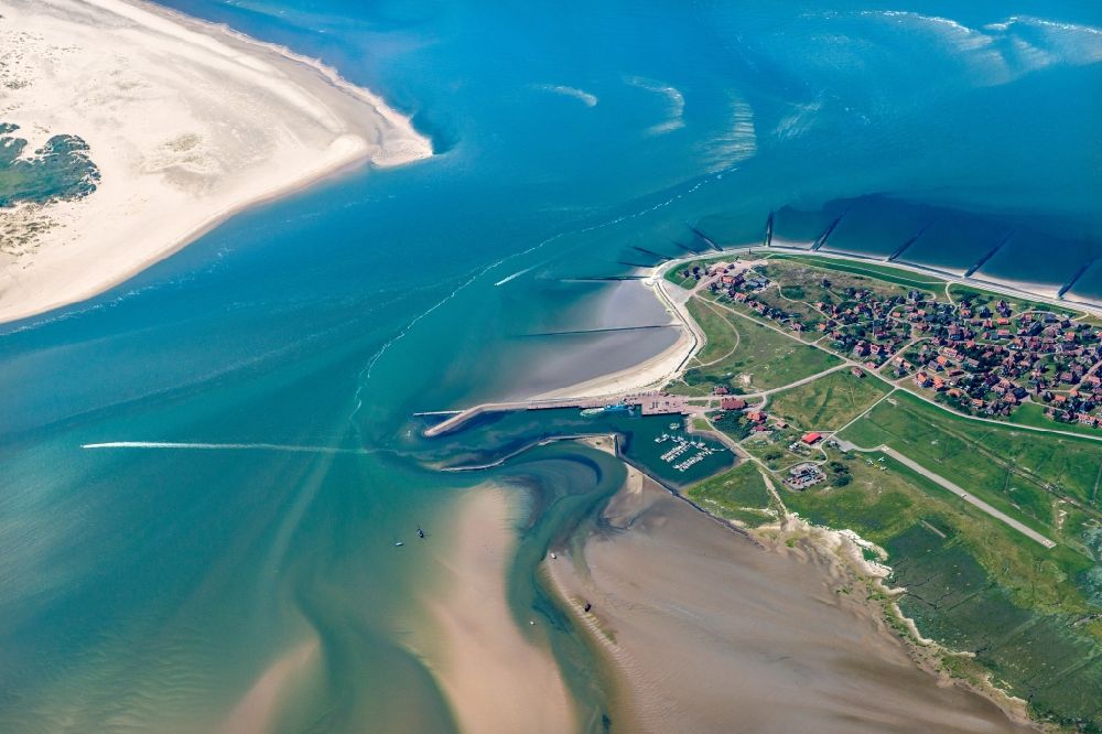 Baltrum aus der Vogelperspektive: Ortsansicht der Nordsee- Insel Baltrum im Bundesland Niedersachsen