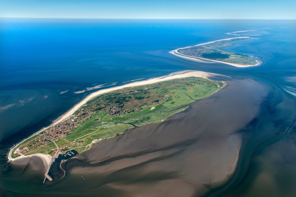 Luftaufnahme Baltrum - Ortsansicht der Nordsee- Insel Baltrum im Bundesland Niedersachsen