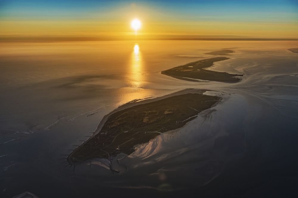 Luftaufnahme Baltrum - Ortsansicht der Nordsee- Insel Baltrum im Sonnenaufgang im Bundesland Niedersachsen