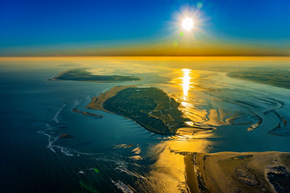 Luftbild Baltrum - Ortsansicht der Nordsee- Insel Baltrum im Sonnenaufgang im Bundesland Niedersachsen