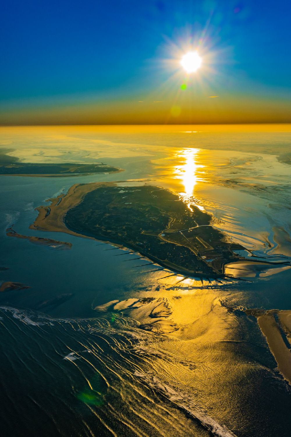 Luftaufnahme Baltrum - Ortsansicht der Nordsee- Insel Baltrum im Sonnenaufgang im Bundesland Niedersachsen