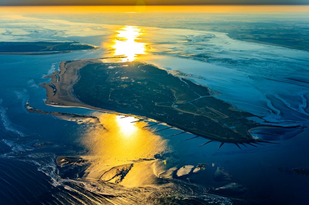 Baltrum aus der Vogelperspektive: Ortsansicht der Nordsee- Insel Baltrum im Sonnenaufgang im Bundesland Niedersachsen