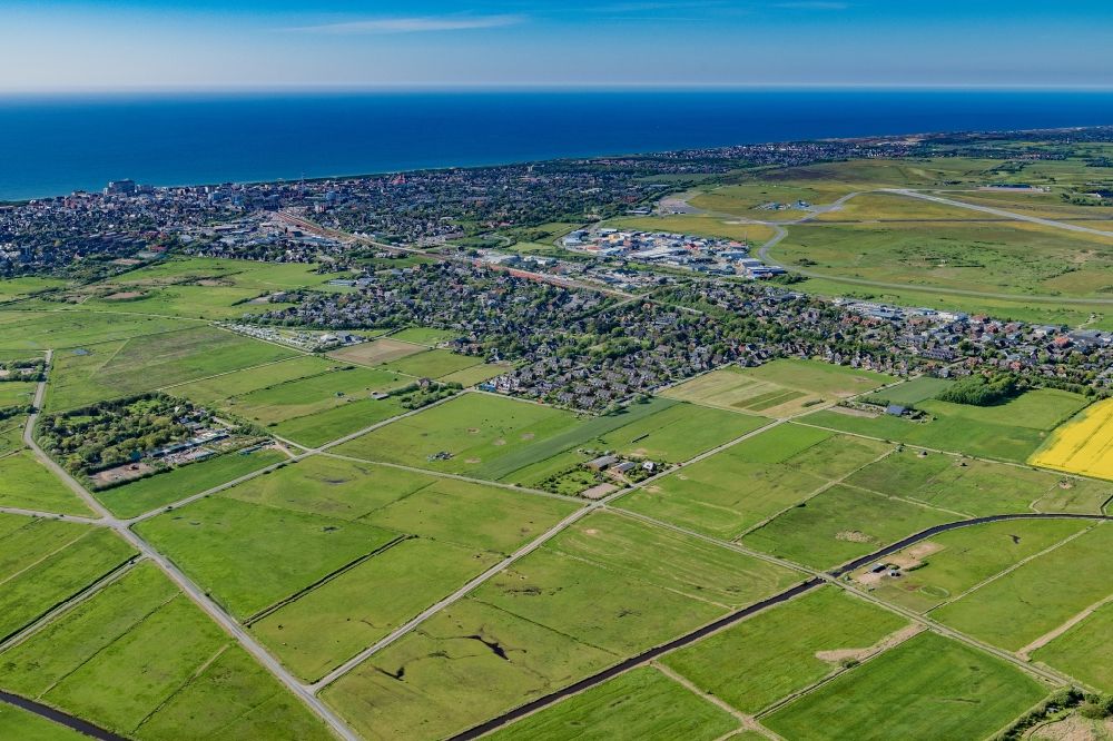 Luftaufnahme Sylt - Ortsansicht und Orts- Zentrum an der Meeres- Küste der Nordsee in Tinnum im Bundesland Schleswig-Holstein, Deutschland