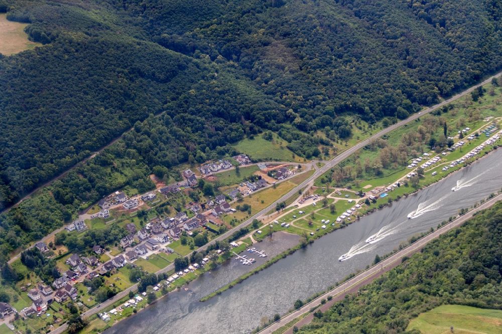 Luftaufnahme Burgen - Ortsansicht der Ortsgemeinde Burgen am Moselufer im Bundesland Rheinland Pfalz