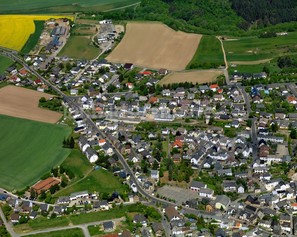 Ettringen aus der Vogelperspektive: Ortsansicht der Ortsgemeinde Ettringen im Bundesland Rheinland-Pfalz