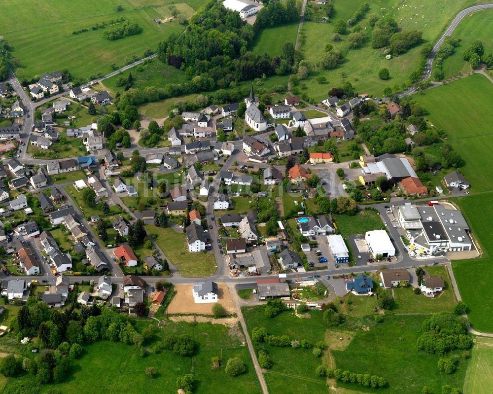 Helferskirchen aus der Vogelperspektive: Ortsansicht der Ortsgemeinde Helferskirchen im Bundesland Rheinland-Pfalz
