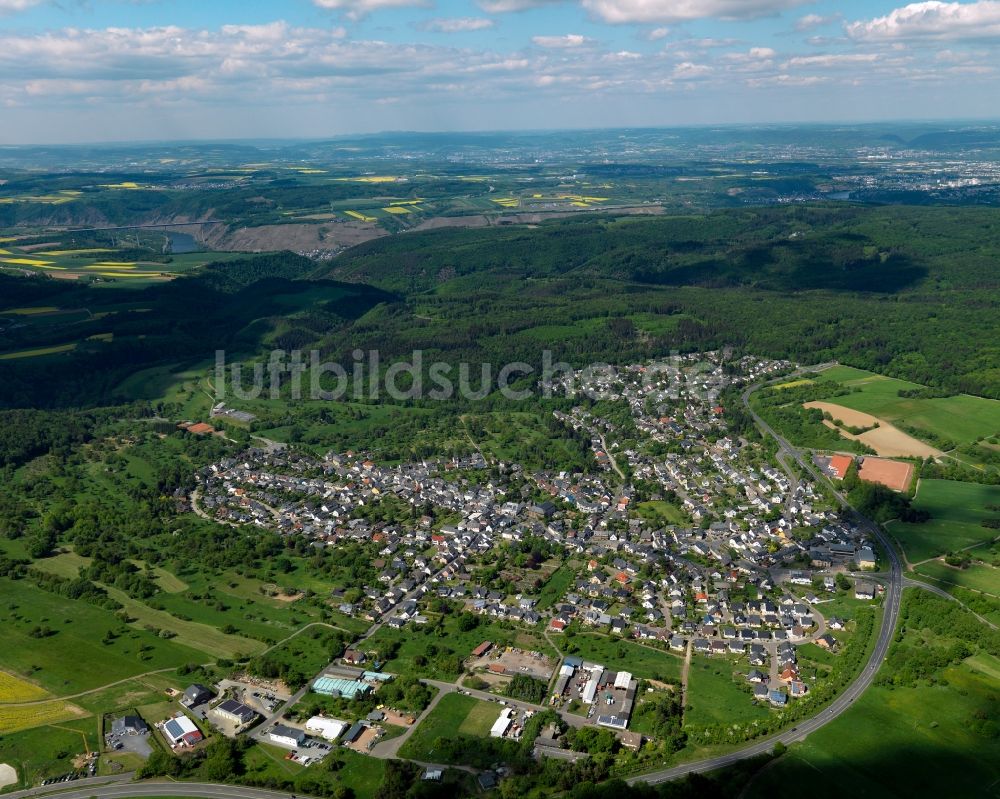 Waldesch von oben - Ortsansicht der Ortsgemeinde Waldesch im Bundesland Rheinland-Pfalz