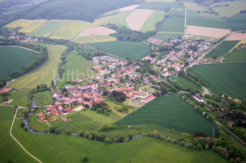Emmerthal von oben - Ortsansicht im Ortsteil Amelgatzen in Emmerthal im Bundesland Niedersachsen