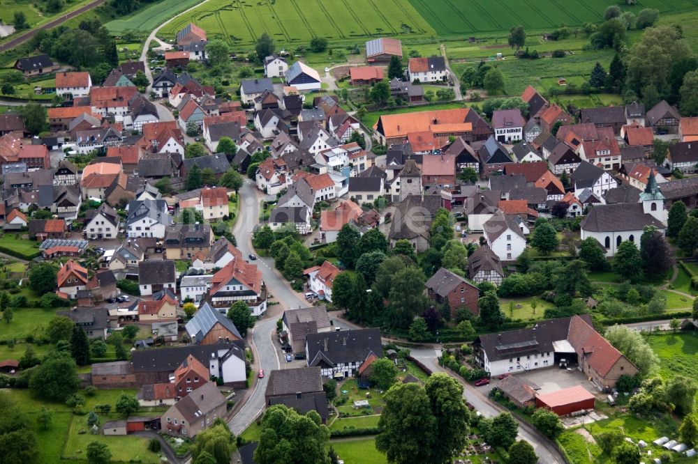 Beverungen von oben - Ortsansicht im Ortsteil Amelunxen in Beverungen im Bundesland Nordrhein-Westfalen