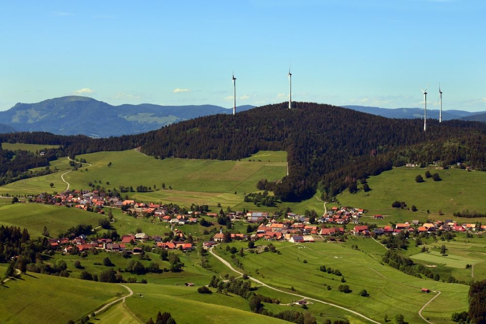 Luftaufnahme Schopfheim - Ortsansicht vom Ortsteil Gersbach im Schwarzwald mit Silhouette einer Gruppe von Windkraftenergieanlagen auf dem Rohrenkopf in Schopfheim im Bundesland Baden-Württemberg, Deutschland