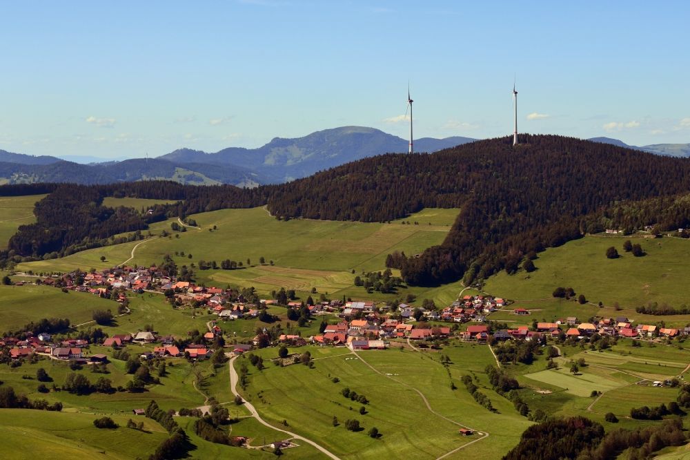 Schopfheim von oben - Ortsansicht vom Ortsteil Gersbach im Schwarzwald mit Silhouette einer Gruppe von Windkraftenergieanlagen auf dem Rohrenkopf in Schopfheim im Bundesland Baden-Württemberg, Deutschland