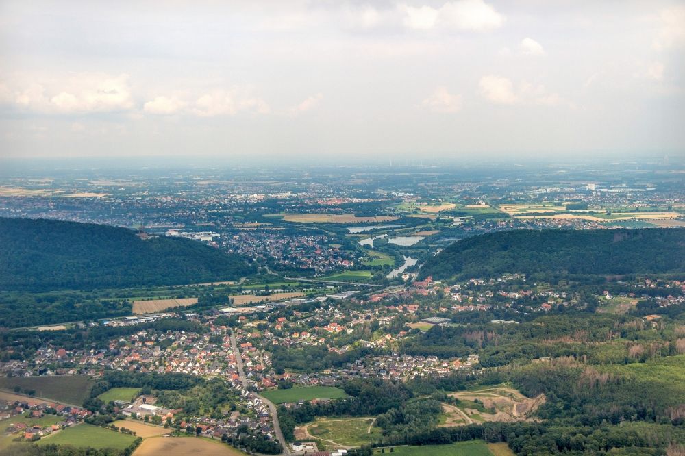 Luftaufnahme Porta Westfalica - Ortsansicht im Ortsteil Hausberge in Porta Westfalica im Bundesland Nordrhein-Westfalen, Deutschland