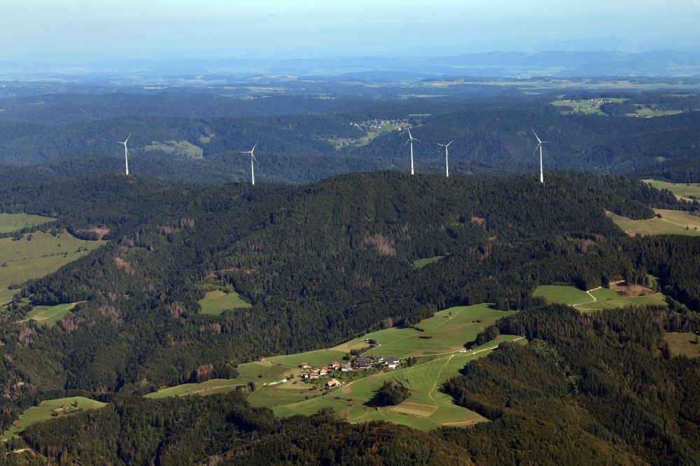 Luftbild Häg-Ehrsberg - Ortsansicht vom Ortsteil Rohrbach in Häg-Ehrsberg mit Silhouette einer Gruppe von Windkraftenergieanlagen auf dem Rohrenkopf in Gersbach - Schopfheim im Bundesland Baden-Württemberg, Deutschland