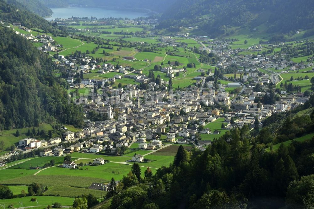 Poschiavo von oben - Ortsansicht in Poschiavo im Kanton Graubünden, Schweiz