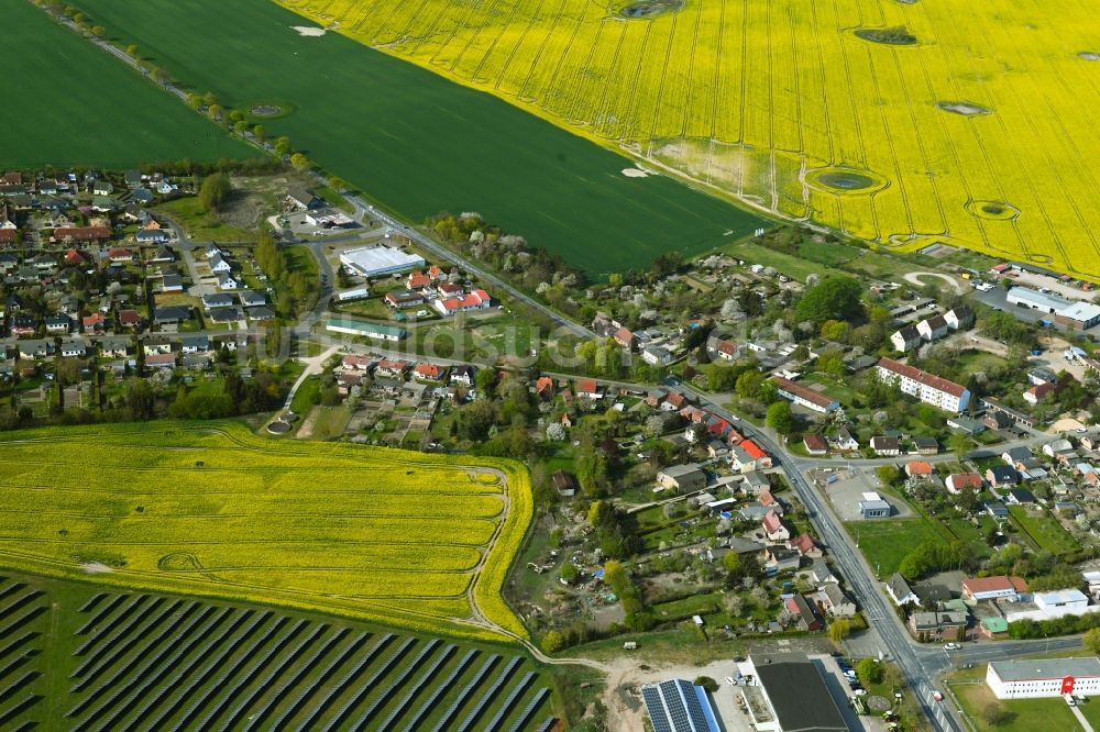 Luftbild Kritzkow - Ortsansicht am Rande von blühenden Rapsfeldern in Kritzkow im Bundesland Mecklenburg-Vorpommern, Deutschland