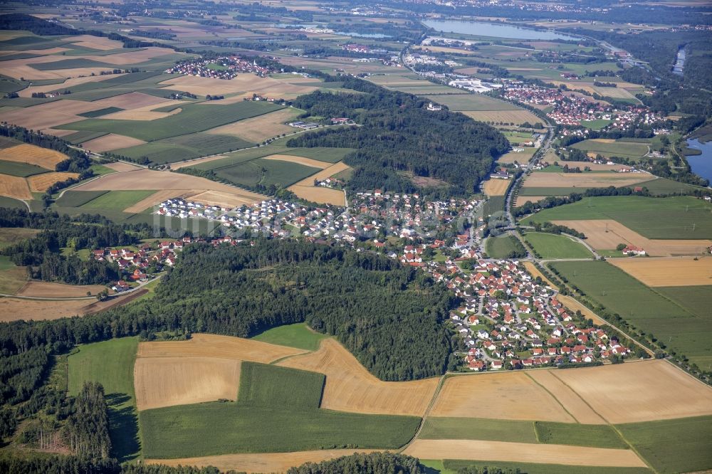 Viecht von oben - Ortsansicht am Rande von Feldern, Wiesen und Wäldern in Viecht im Bundesland Bayern, Deutschland