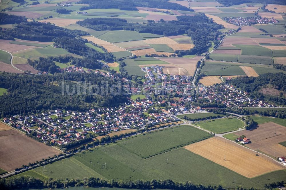 Viecht aus der Vogelperspektive: Ortsansicht am Rande von Feldern, Wiesen und Wäldern in Viecht im Bundesland Bayern, Deutschland
